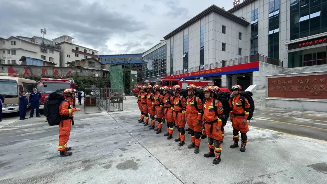 【人民日?qǐng)?bào)】余震不斷，救援力量緊急集結(jié)趕赴震區(qū)