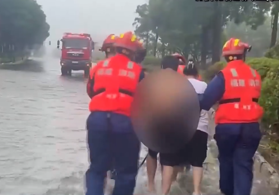 【新聞直播間】“杜蘇芮”登陸強(qiáng)風(fēng)暴雨致道路被淹 消防緊急處置