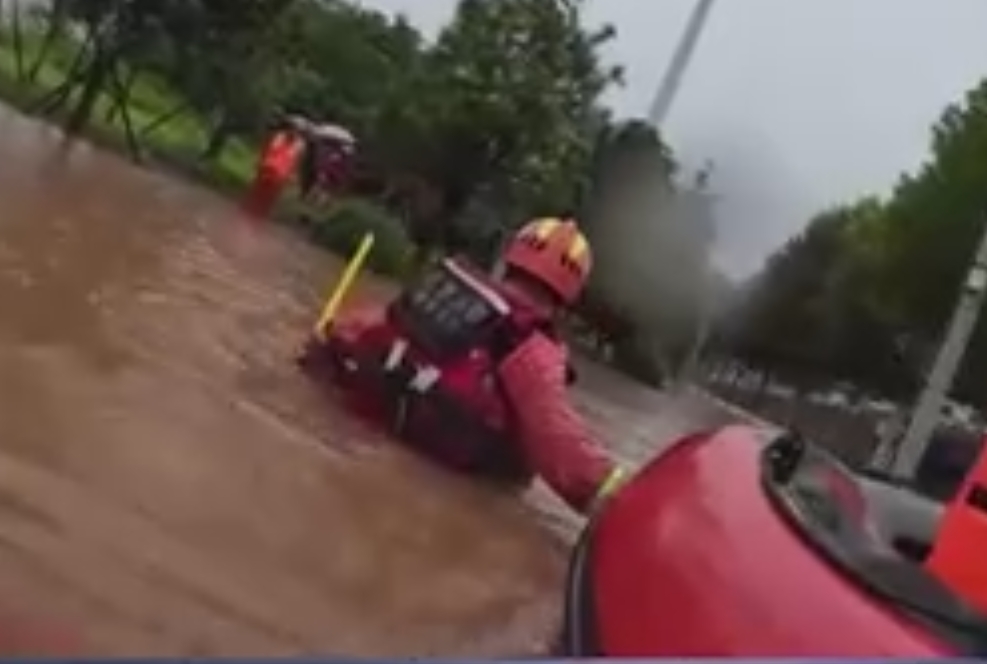 【共同關注】湖南長沙暴雨致城市內澇 消防緊急轉移群眾